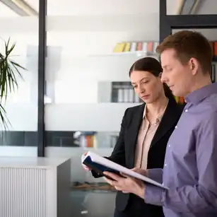 Ein Mann und eine Frau stehen vor einem Aktenschrank