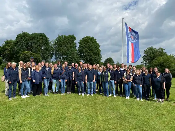 Das Team der LBB auf einer Wiese